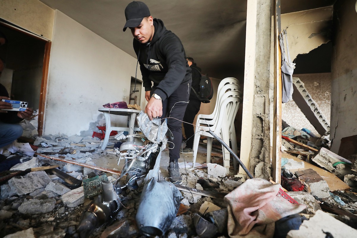 فلسطينيون يمرون أمام مبنى سكني تضرر جراء غارة عسكرية إسرائيلية أسفرت عن سقوط عدد من الضحايا في مدينة غزة، السبت 31 يناير/كانون الثاني 2026. صورة: عمر أشتوي