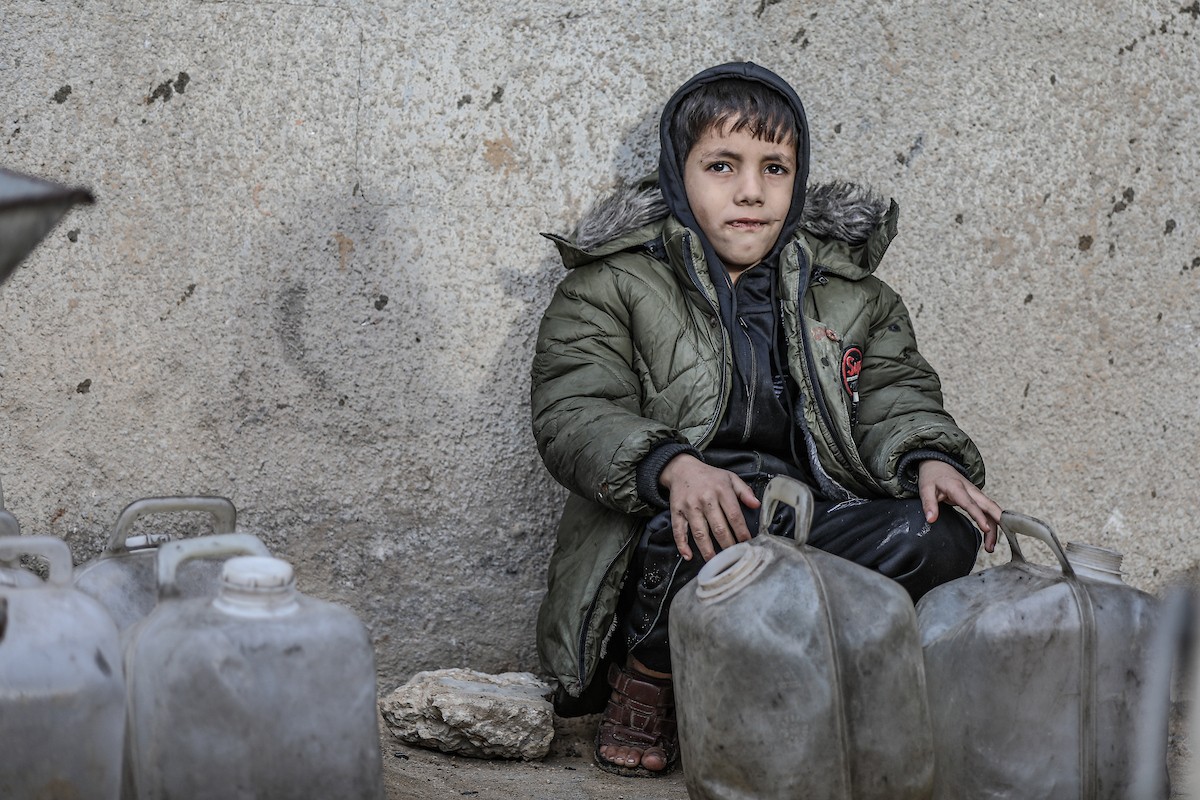 يملأ الفلسطينيون خزاناتهم بالمياه التي توزعها صهاريج المياه، وينقلونها إلى خيامهم في مخيم النصيرات وسط قطاع غزة، حيث تفاقمت أزمة المياه نتيجة الأضرار الجسيمة التي لحقت بالبنية التحتية جراء الهجمات الإسرائيلية، 29 يناير/كانون الثاني 2026. صورة: رمزي أبو عامر