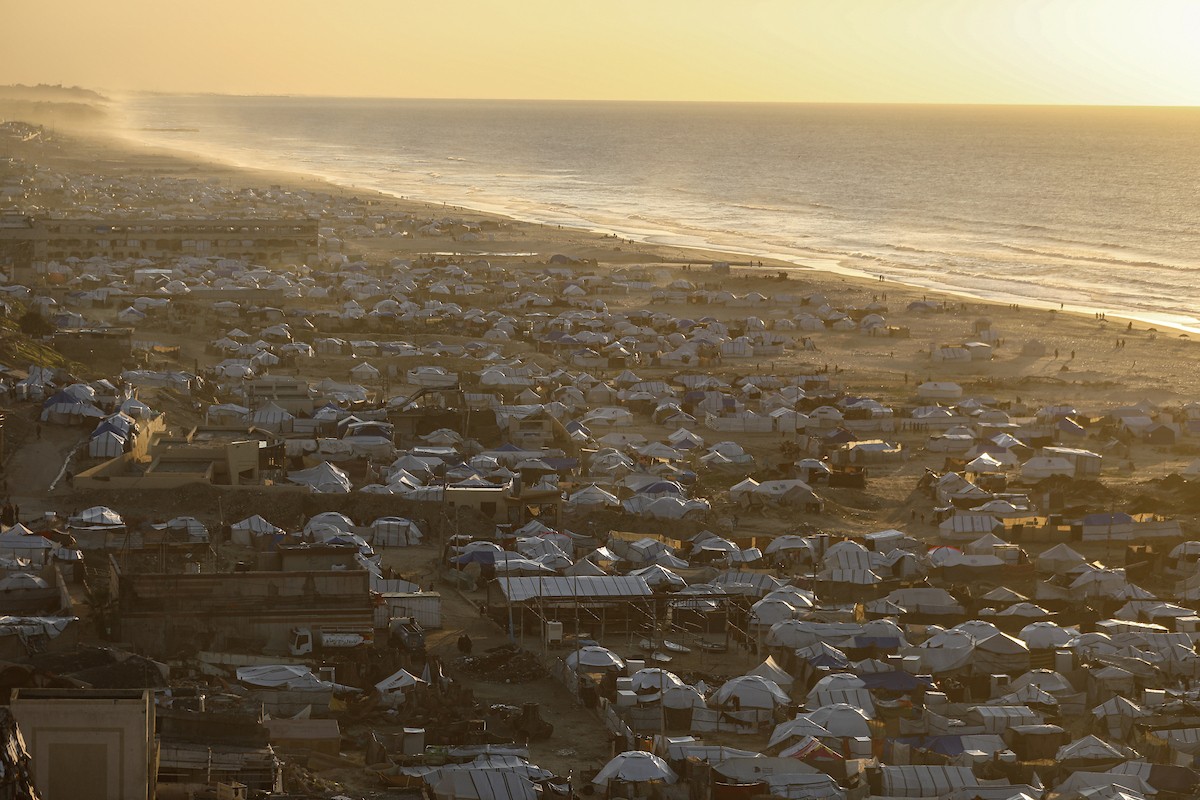 مشاهد عامة لخيام النازحين على شاطئ مدينة غزة. يعاني النازحون معاناة مضاعفة من ويلات النزاع وقسوة الأحوال الجوية، إذ لا توفر الخيام أي حماية من برد الشتاء القارس والأمطار الغزيرة، 3 يناير/كانون الثاني 2026. تصوير: عمر أشتوي