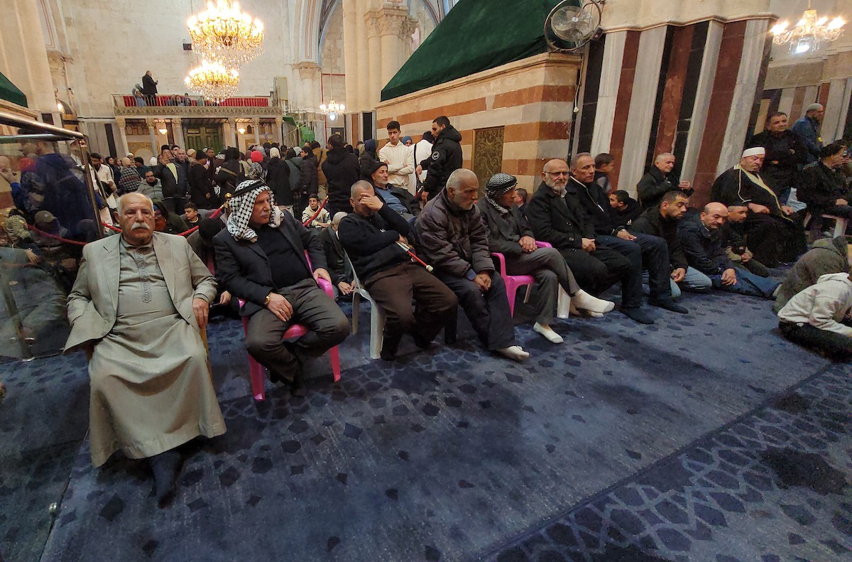 تجمّع فلسطينيون في الحرم الإبراهيمي بالخليل، الضفة الغربية، لإحياء ذكرى الإسراء والمعراج، رغم القيود الإسرائيلية وحظر الصلاة داخل المسجد، في 17 يناير/كانون الثاني 2026. (صورة: مأمون وزواز)