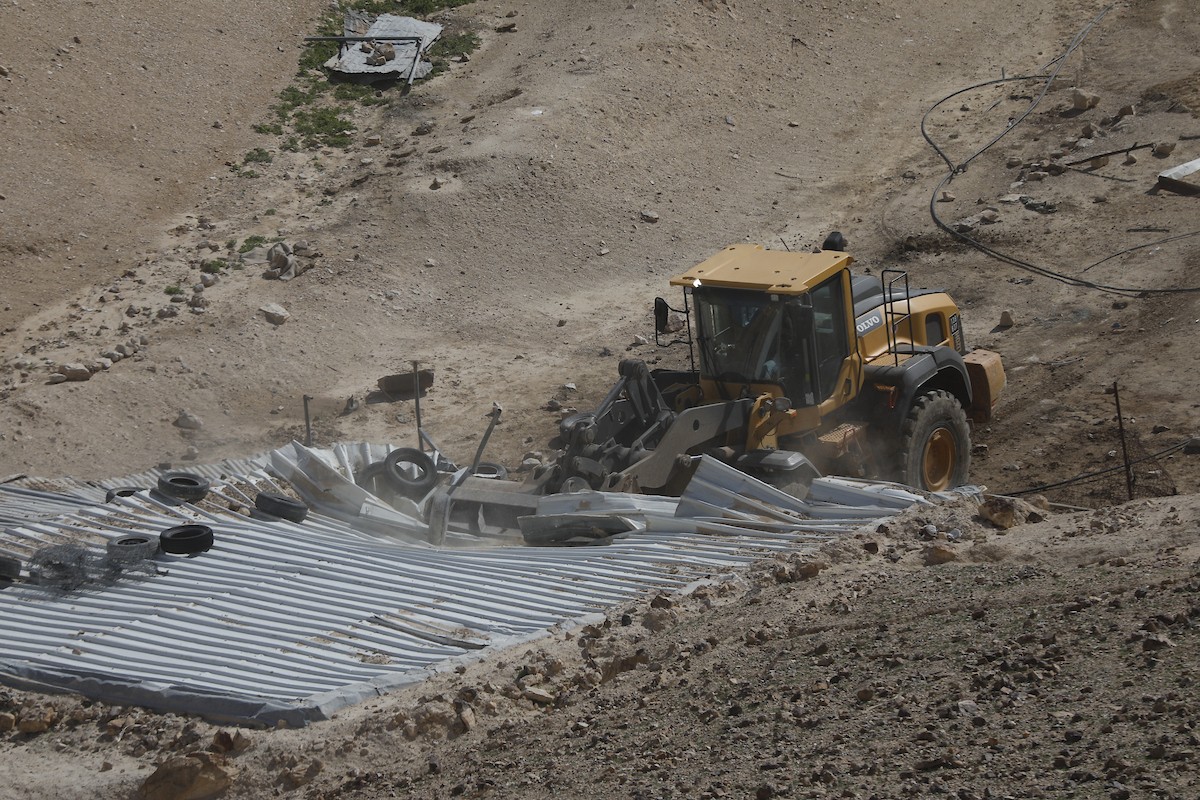 جرافات عسكرية إسرائيلية تهدم ستة منازل تعود لسكان بدو فلسطينيين جنوب الخليل، ضمن حملة أوسع تستهدف المجتمعات البدوية في المنطقة، 26 يناير/كانون الثاني 2026. صورة: مأمون وزواز