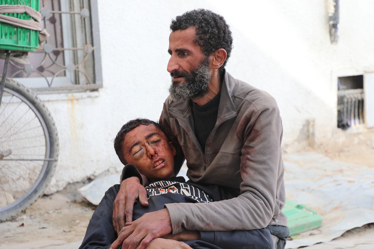 حضر أقارب شاب فلسطيني، قُتل بنيران الجيش الإسرائيلي، مراسم الدفن التي أقيمت في مستشفى الشفاء بمدينة غزة، في 24 يناير/كانون الثاني 2026. (صورة: عمر أشتوي)