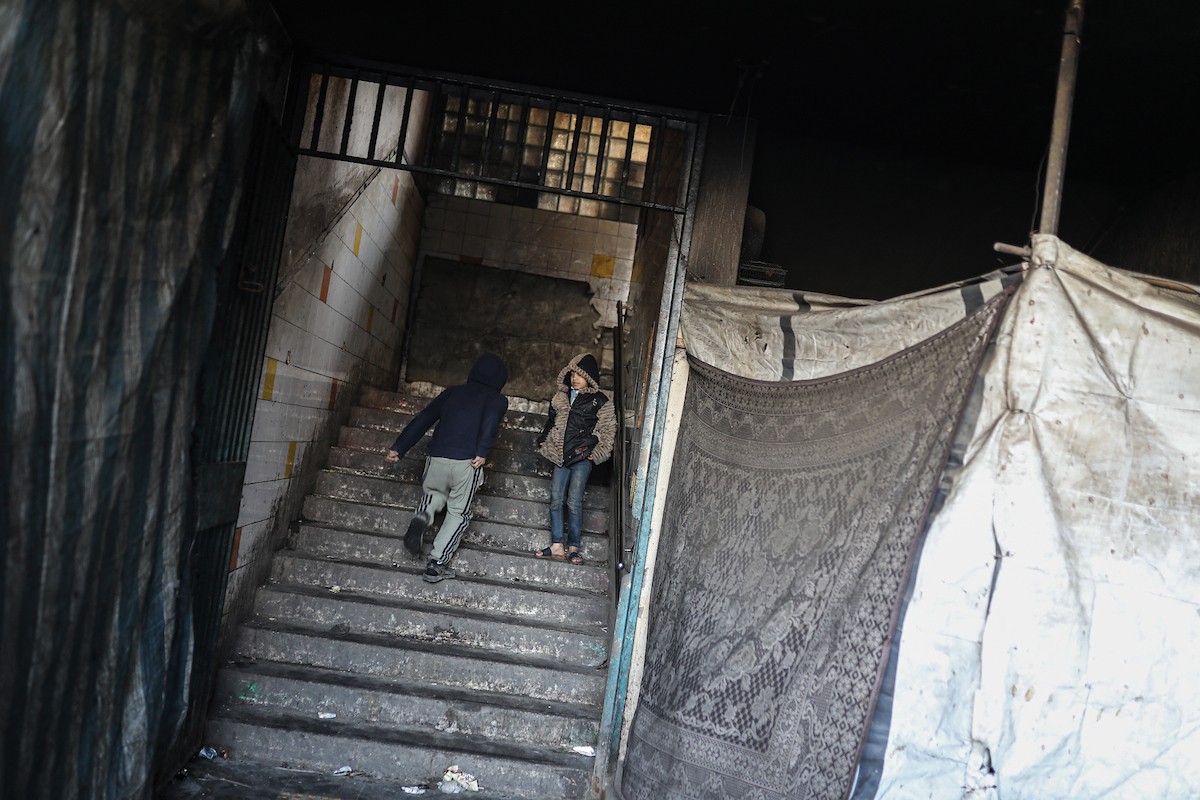 يعيش الفلسطينيون النازحون في خيام وملاجئ مؤقتة في مدارس الأونروا بعد أن دمرت الغارات الجوية الإسرائيلية منازلهم. وتمنعهم القيود التي يفرضها 