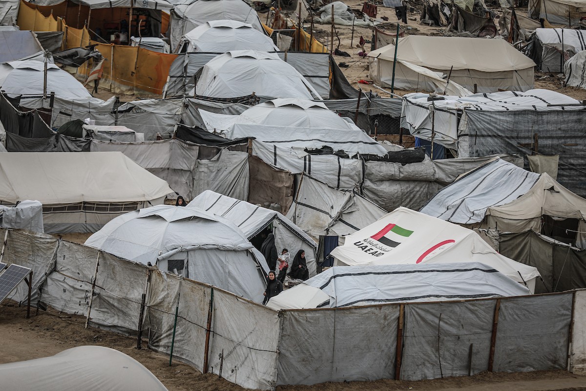 يتفقد فلسطينيون نازحون خيامهم بعد أن تضررت بشدة جراء عاصفة هوائية قوية ضربت مخيمًا للنازحين وسط قطاع غزة. 22 يناير/كانون الثاني 2026. تصوير: رمزي أبو عامر