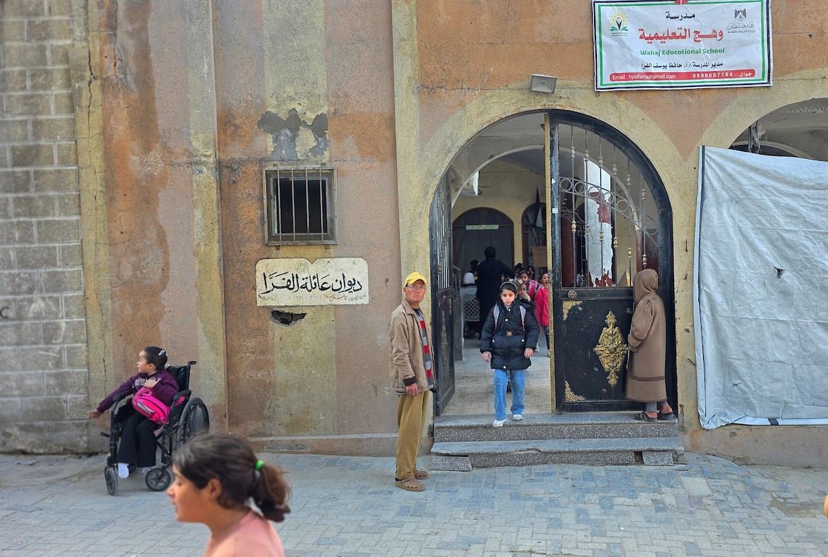 يتلقى الأطفال تعليمهم في أحد المراكز التعليمية بمدينة خان يونس جنوب قطاع غزة وسط مخاوف مستمرة من الغارات الإسرائيلية، نظرًا لموقعها القريب من 