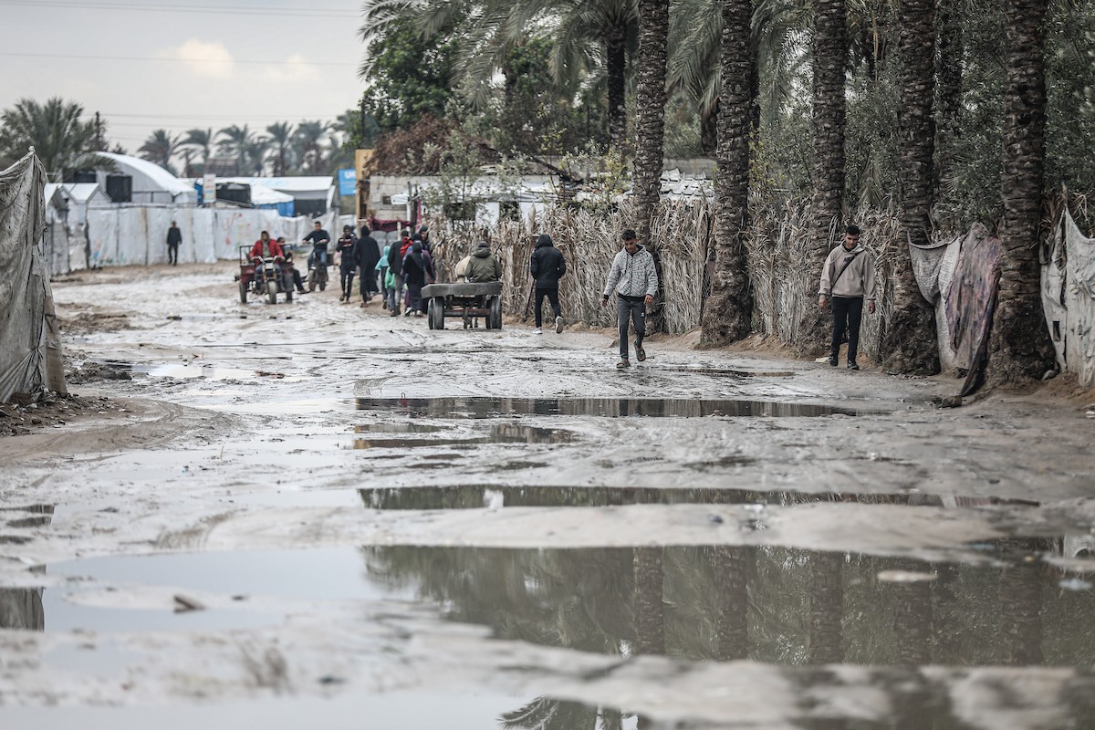 تواصل العائلات الفلسطينية النازحة المقيمة في مخيم الزوايدة وسط قطاع غزة حياتها اليومية في ظل ظروف قاسية داخل خيام متهالكة لا توفر أي حماية أو دفء من برد الشتاء القارس، 18 يناير/كانون الثاني 2026. صورة: رمزي أبو عامر