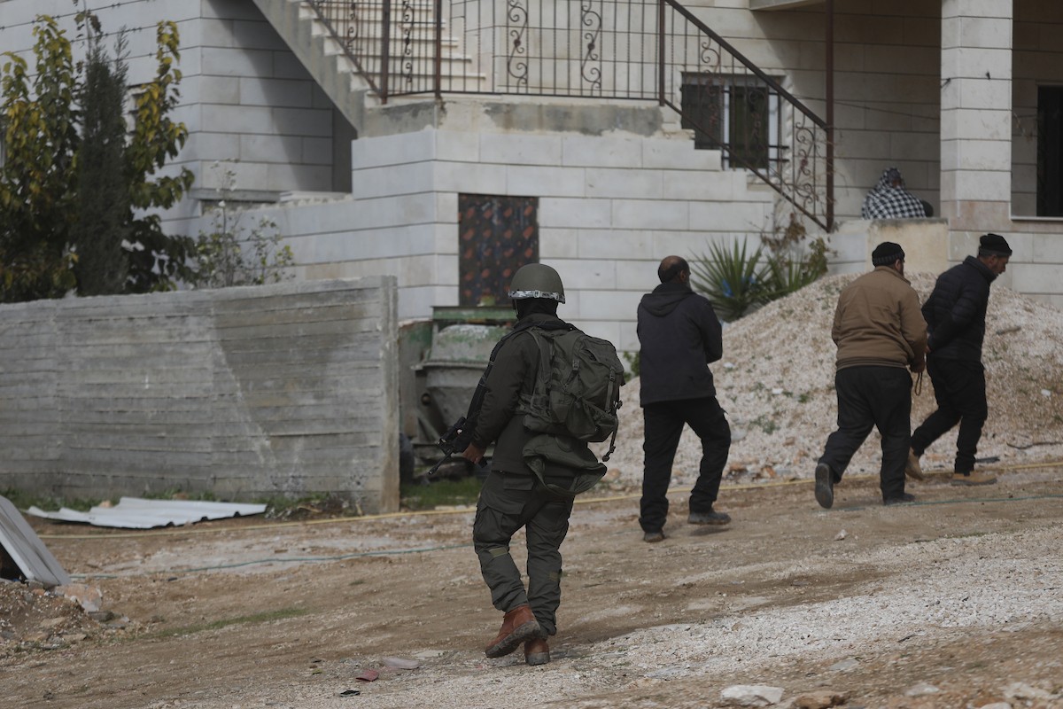 قوات إسرائيلية تهدم وتصادر عدد من المحلات التجارية المصنوعة من الكرفانات في السموع جنوب الخليل،31 ديسمبر/كانون الأول 2025. تصوير: مأمون وزواز