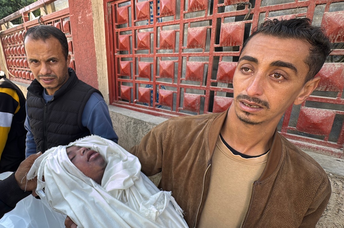 ودّع الفلسطينيون جثماني إبراهيم محمد الشنا (29 عامًا) وابنه محمد (8 أعوام) في مستشفى شهداء الأقصى بدير البلح. وقد توفي الاثنان إثر انهيار منزلهما عليهما في مخيم المغازي للاجئين وسط قطاع غزة. في غضون ذلك 5 يناير/كانون الثاني 2026. صورة: أحمد إبراهيم