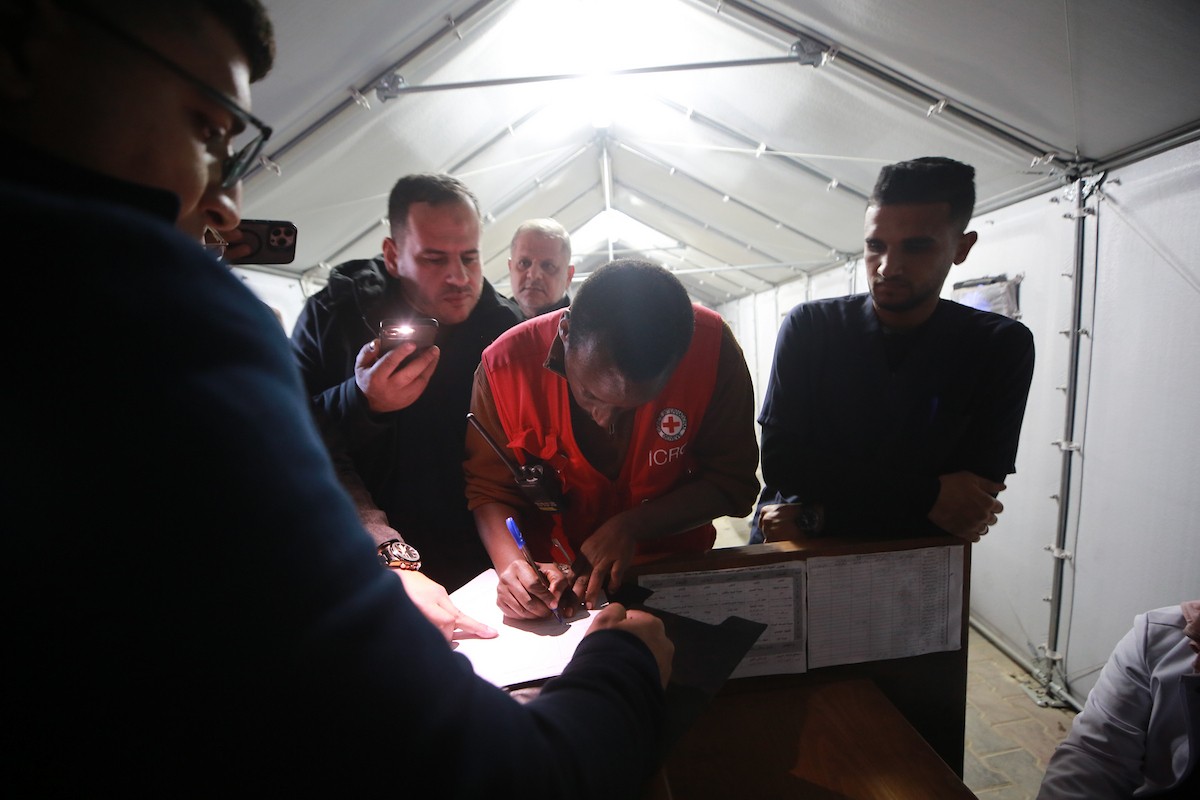 وصول 15 جثة لفلسطينيين سلمتها إسرائيل عبر اللجنة الدولية للصليب الأحمر إلى مجمع الشفاء الطبي في مدينة غزة، 29 يناير/كانون الثاني 2026. تصوير: عمر أشتوي