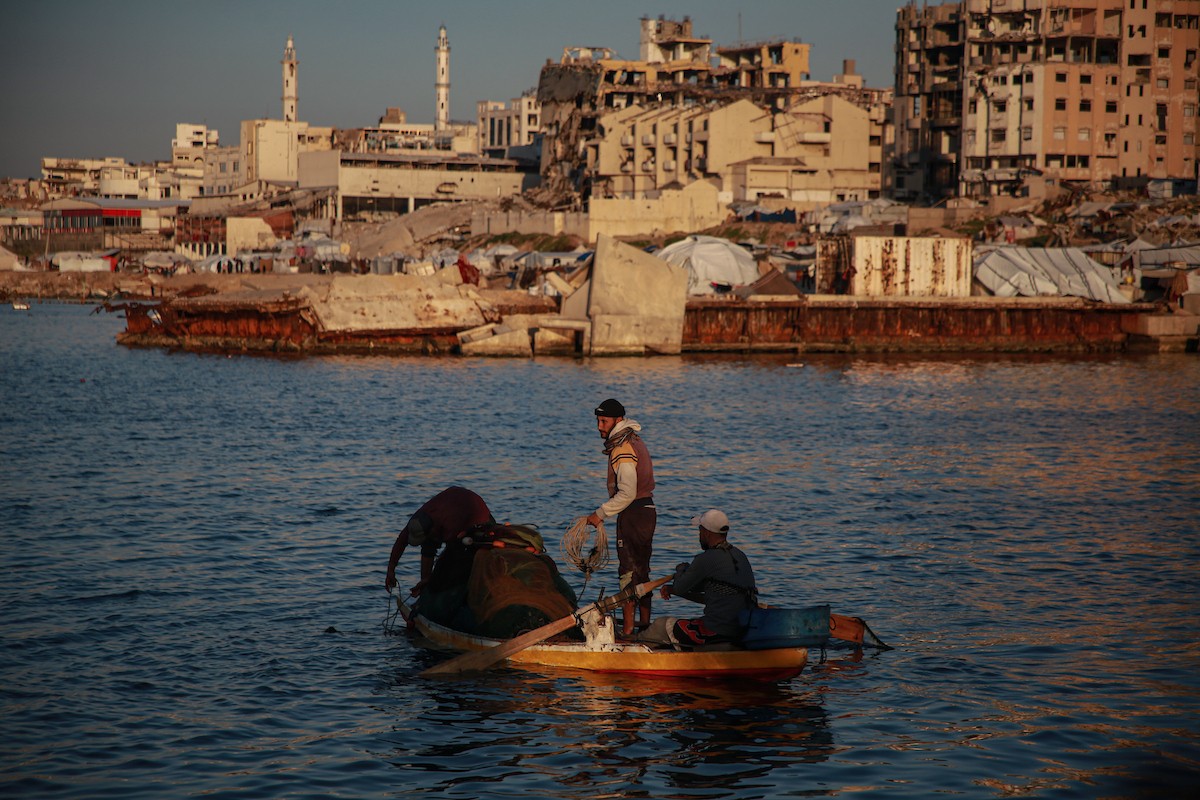يقضي الفلسطينيون أوقاتهم على شاطئ البحر عند غروب الشمس في مدينة غزة، 16 يناير/كانون الثاني 2026. تصوير: عمر أشتوي