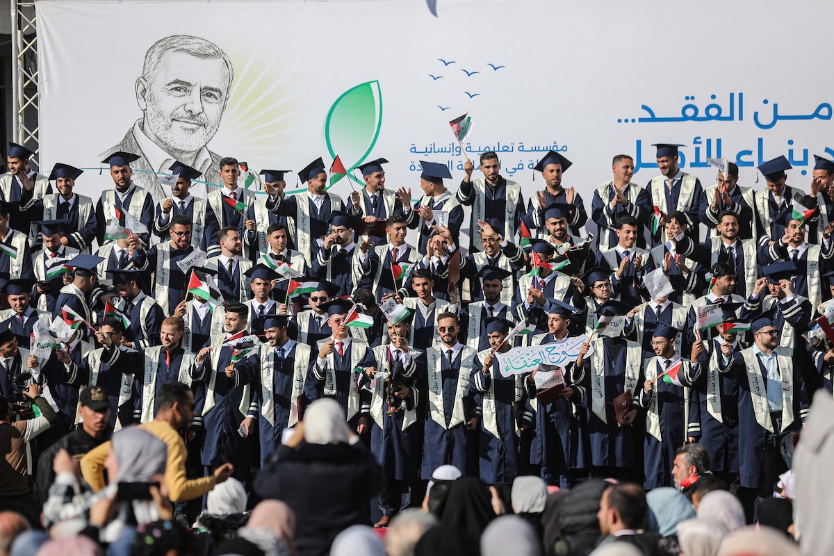 حفل تخرج لـ ٢٣٠ طالبًا وطالبةً في كلية الطب بمجمع الشفاء الطبي (مستشفى الشفاء)، الذي تضرر بشدة جراء الهجمات العسكرية الإسرائيلية على مدينة غزة في ٣ يناير/كانون الثاني ٢٠٢٦. صورة: عمر أشتوي