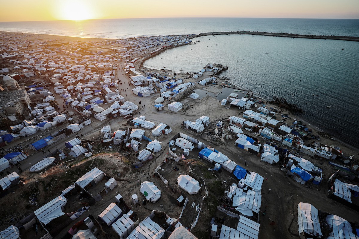 مشاهد عامة لخيام النازحين على شاطئ مدينة غزة. يعاني النازحون معاناة مضاعفة من ويلات النزاع وقسوة الأحوال الجوية، إذ لا توفر الخيام أي حماية من برد الشتاء القارس والأمطار الغزيرة، 3 يناير/كانون الثاني 2026. تصوير: عمر أشتوي