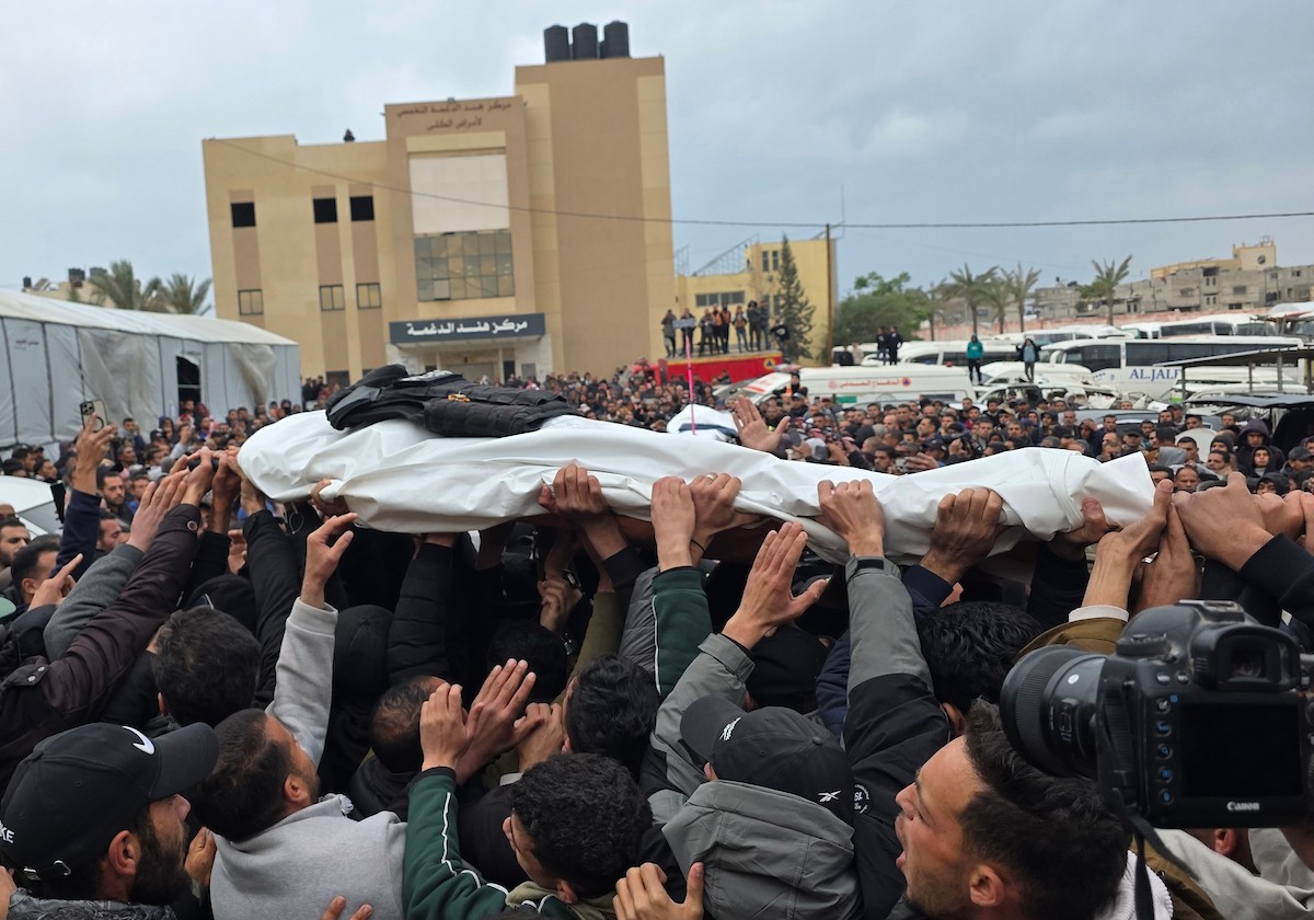 موكب جنازة ثلاثة صحفيين في مستشفى ناصر بخان يونس. وكان الصحفيون قد استشهدوا أمس عندما استهدف الجيش الإسرائيلي سيارة تابعة للجنة المصرية أثناء عملهم في منطقة الزهراء وسط قطاع غزة، 22 يناير/كانون الثاني 2026 (صورة: طارق محمد)