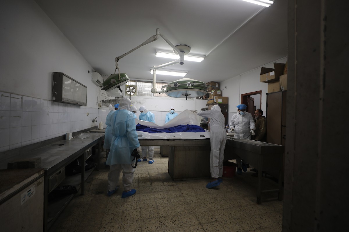 تُجري إدارة الطب الشرعي والأدلة الجنائية بوزارة العدل فحوصاتٍ لخمس عشرة جثة فلسطينية بمستشفى الشفاء في مدينة غزة، لمحاولة التعرف عليها، 30 يناير/كانون الثاني 2026. صورة: عمر أشتوي