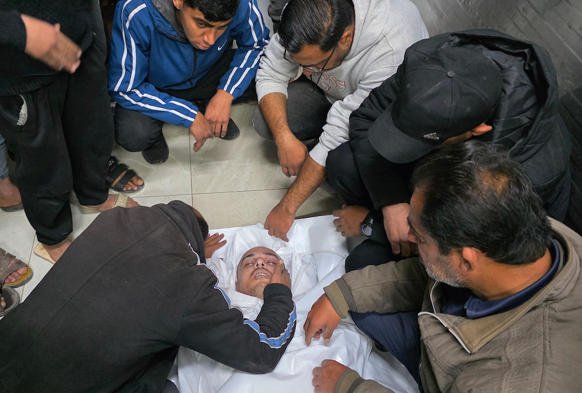 وصل جثمان منار سعيد المدهون، 41 عامًا، إلى مجمع ناصر الطبي بعد إصابته برصاص الجيش الإسرائيلي في منطقة الإقليمي، جنوب خان يونس في جنوب قطاع غزة. 25 يناير/كانون الثاني 2026. صورة: طارق محمد