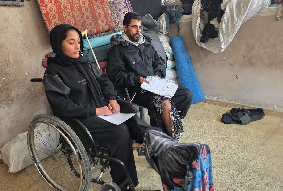 ريماس أبو لحية ووالدها مصابان بساقيهما برصاص الجيش الإسرائيلي، وينتظران السفر لاستكمال العلاج خارج قطاع غزة، خان يونس، 25 يناير/كانون الثاني 2026. تصوير: طارق محمد/ (APA Images)