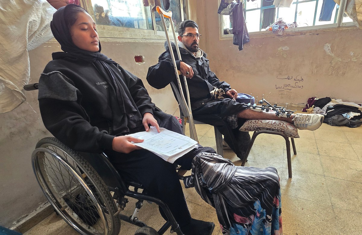 ريماس أبو لحية ووالدها مصابان بساقيهما برصاص الجيش الإسرائيلي، وينتظران السفر لاستكمال العلاج خارج قطاع غزة، خان يونس، 25 يناير/كانون الثاني 2026. تصوير: طارق محمد/ (APA Images)