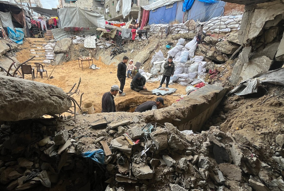 على مدى 160 يومًا، استخدم الفلسطيني اسماعيل ابو حماد، البالغ من العمر 45 عامًا، مجرفة وفأسًا ومنخلًا في محاولة للعثور على رفات عائلته بعد أن فقد زوجته وأطفاله الستة في هجوم إسرائيلي على حي الصبرة بمدينة غزة ، 19 يناير/كانون الثاني 2026. (صورة: مطر الزاق)