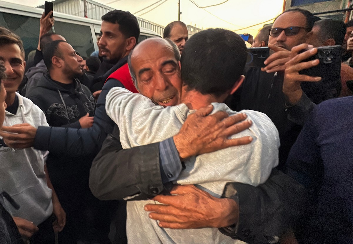 7 يناير/كانون الثاني 2026، نُقل أسرى فلسطينيون أفرج عنهم الجيش الإسرائيلي بواسطة مركبات تابعة للصليب الأحمر إلى مستشفى شهداء الأقصى لإجراء فحوصات طبية في دير البلح، وسط قطاع غزة. (صورة: أحمد إبراهيم)