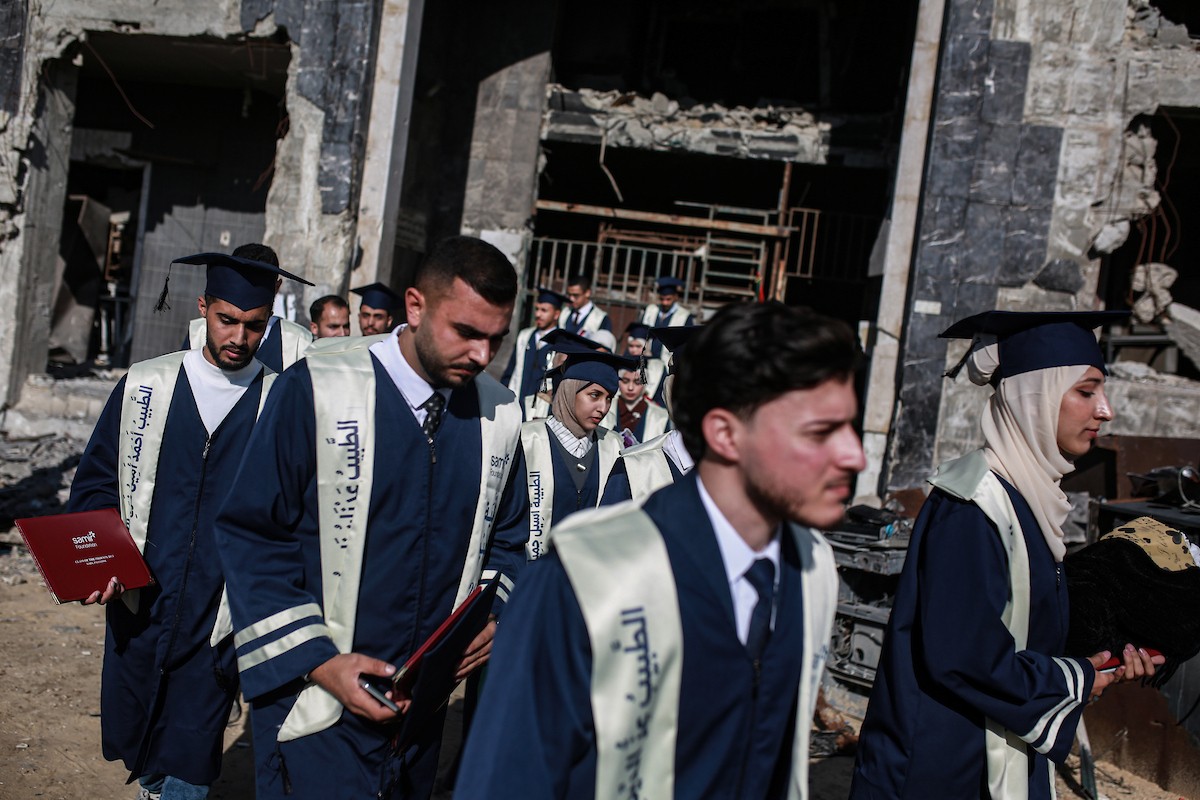 حفل تخرج لـ ٢٣٠ طالبًا وطالبةً في كلية الطب بمجمع الشفاء الطبي (مستشفى الشفاء)، الذي تضرر بشدة جراء الهجمات العسكرية الإسرائيلية على مدينة غزة في ٣ يناير/كانون الثاني ٢٠٢٦. صورة: عمر أشتوي