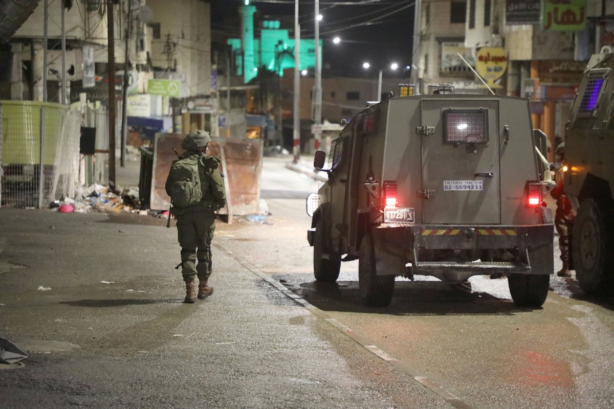 اقتحمت آليات عسكرية إسرائيلية المنطقة الشرقية من مدينة نابلس فجر اليوم، 29 يناير/كانون الثاني 2026، لتأمين دخول المستوطنين الإسرائيليين إلى قبر يوسف في مدينة نابلس بالضفة الغربية. (صورة: محمد ناصر/apaimages)