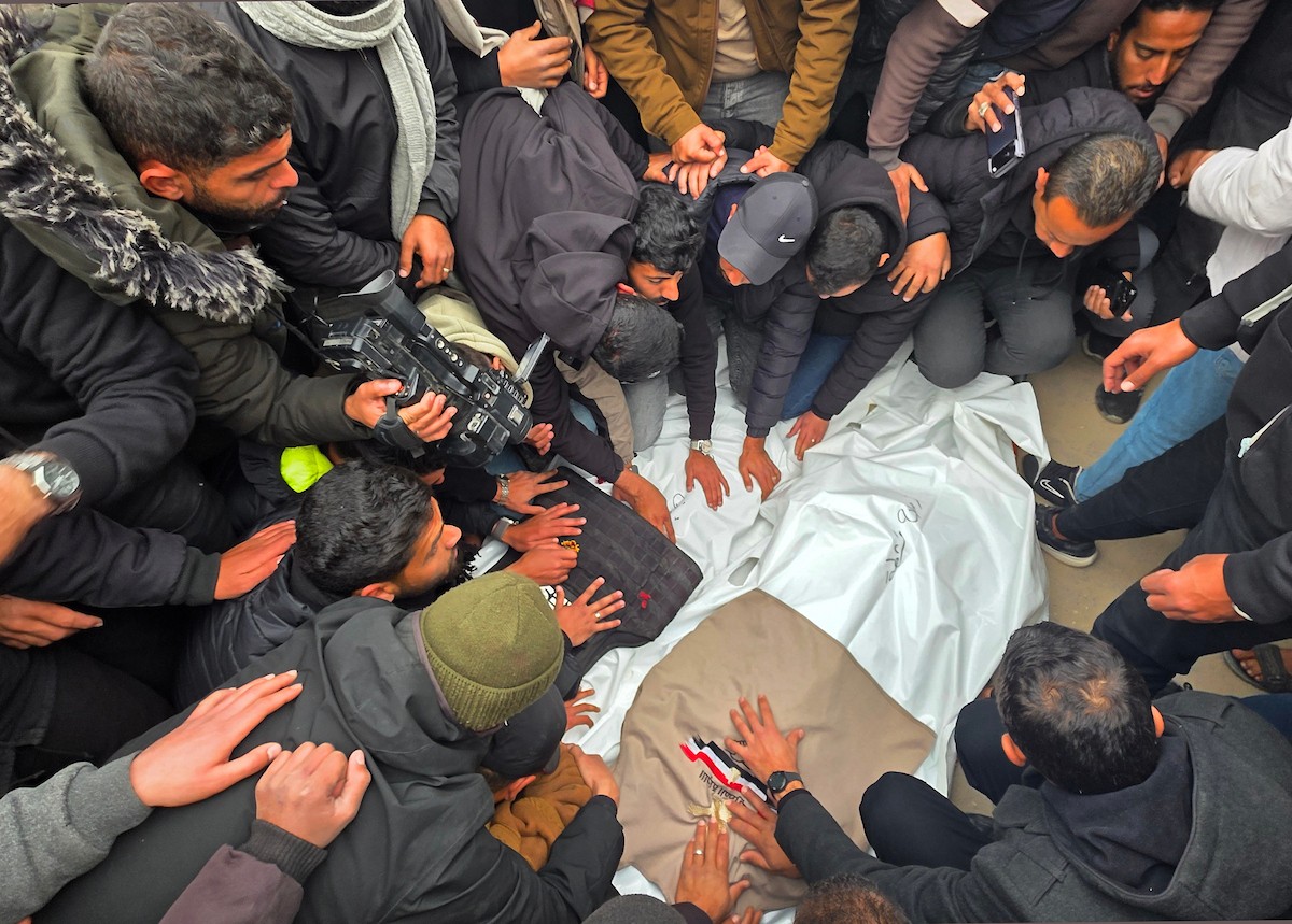 موكب جنازة ثلاثة صحفيين في مستشفى ناصر بخان يونس. وكان الصحفيون قد استشهدوا أمس عندما استهدف الجيش الإسرائيلي سيارة تابعة للجنة المصرية أثناء عملهم في منطقة الزهراء وسط قطاع غزة، 22 يناير/كانون الثاني 2026 (صورة: طارق محمد)