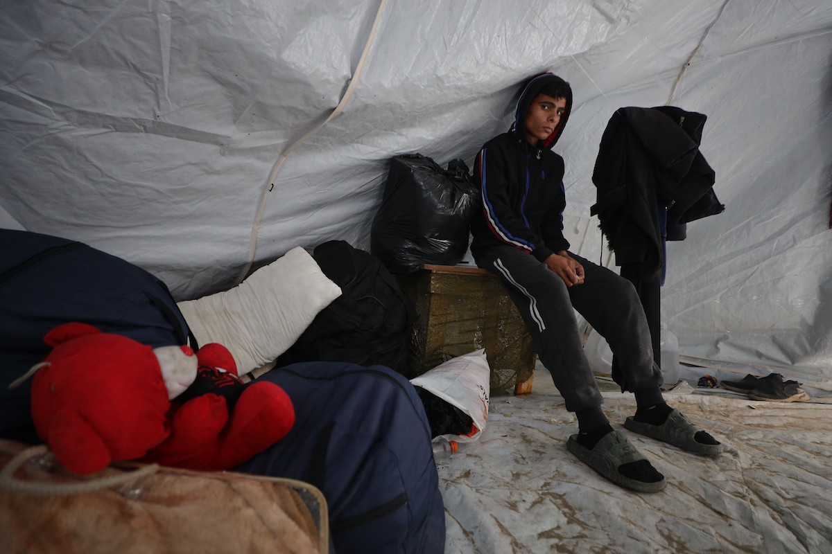 يكافح الشاب الفلسطيني أحمد أبو سعادة، البالغ من العمر عشرين عامًا، من أجل البقاء في خيمة مؤقتة بعد أن فقد زوجته، ولاء جحا، بعد ثلاثة أيام فقط من زفافهما، إثر غارة جوية إسرائيلية على غزة، 7 يناير/كانون الثاني 2025. صورة: عمر أشتوي