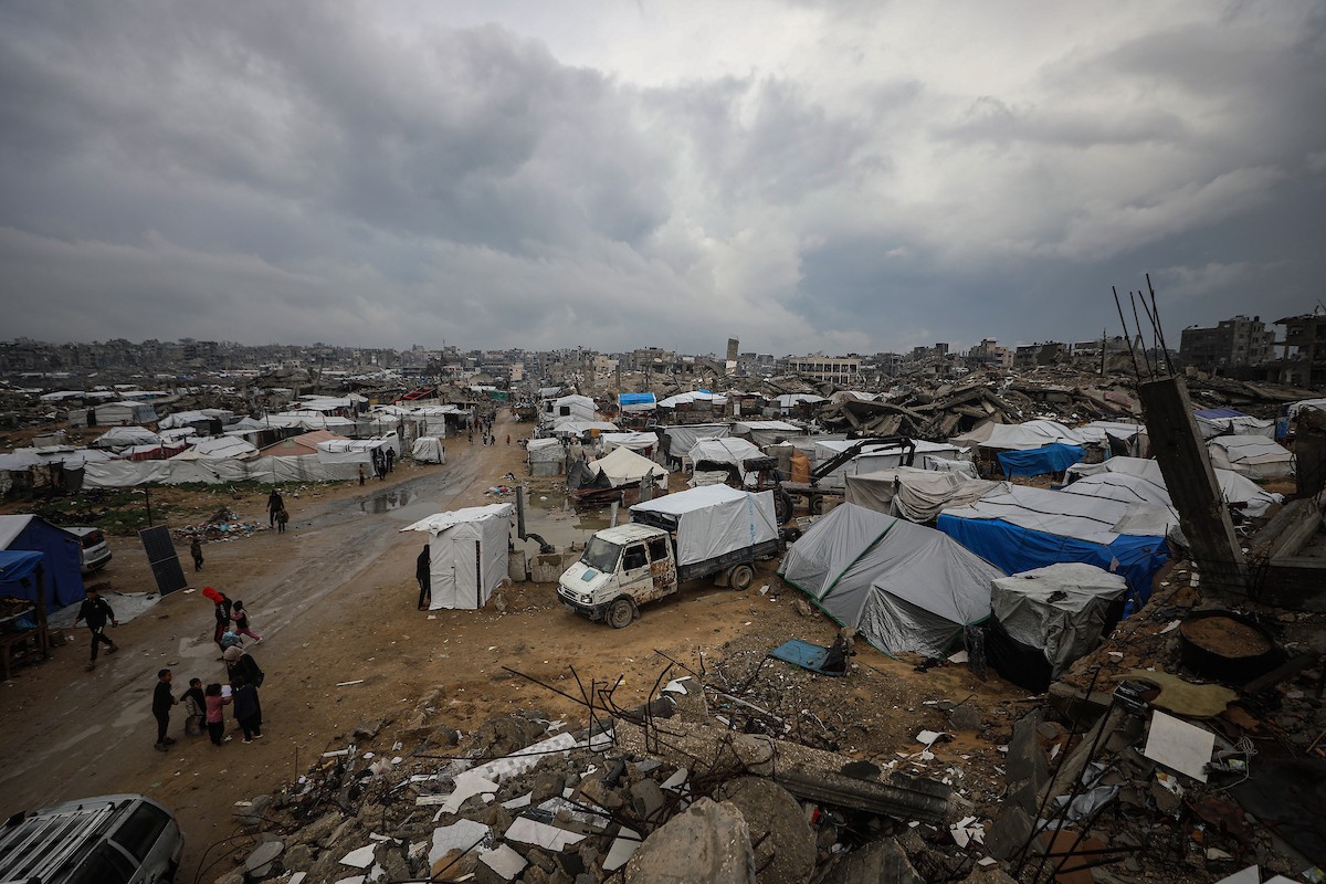 يواصل الفلسطينيون النازحون، الذين لجأوا إلى خيام مؤقتة ومدارس أو منازل متضررة بشدة، حياتهم وسط الأزمة الإنسانية المستمرة الناجمة عن الحصار الإسرائيلي في مخيم جباليا، شمال قطاع غزة، في 18 يناير/كانون الثاني 2026. صورة: عمر أشتوي