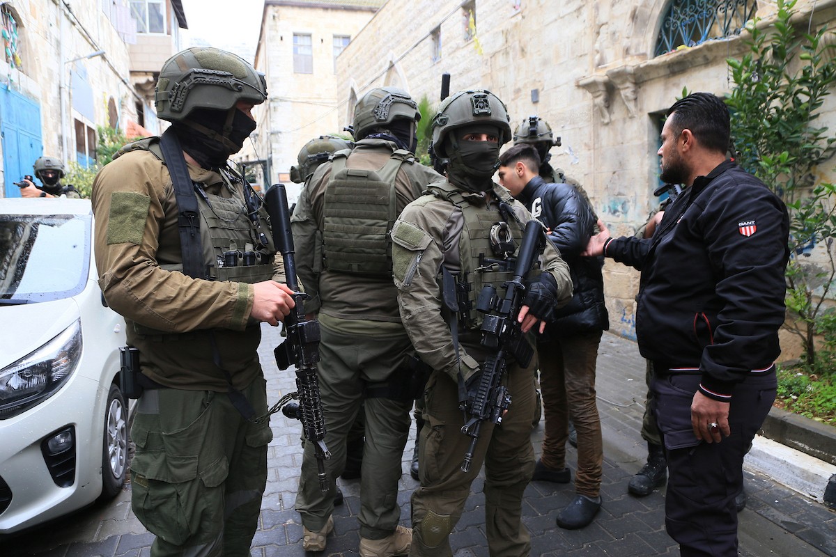 القوات الإسرائيلية تداهم عدد من المحال التجارية في السوق المركزي وتطلق النار تجاه بناية سكنية، وتوقف عدد من المواطنين في البلدة القديمة بمدينة نابلس، 1 يناير/كانون الثاني ٢٠٢٦. صورة: محمد ناصر