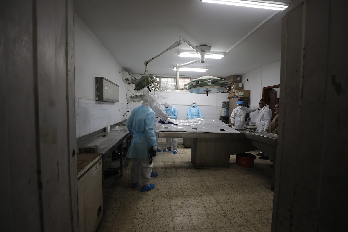 تُجري إدارة الطب الشرعي والأدلة الجنائية بوزارة العدل فحوصاتٍ لخمس عشرة جثة فلسطينية بمستشفى الشفاء في مدينة غزة، لمحاولة التعرف عليها، 30 يناير/كانون الثاني 2026. صورة: عمر أشتوي