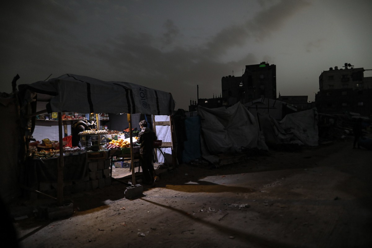 عائلات تعيش في خيام مؤقتة وسط الأنقاض تشعل نيرانًا للتدفئة في جباليا، شمال قطاع غزة، في 12 يناير/كانون الثاني 2026. ويكافح الفلسطينيون الذين دُمرت منازلهم في هجمات إسرائيلية من أجل البقاء في ظل ظروف شتوية قاسية وبرد قارس. صورة: عمر أشتوي