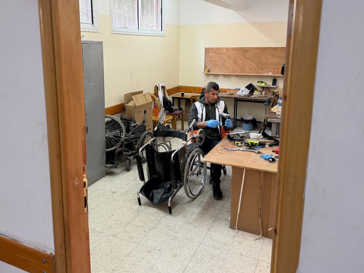 الفلسطيني رمزي الفجم يصلح كراسي متحركة لجرحى قطاع غزة متحديا إعاقته الشخصية ونقص المعدات الطبية ، خان يونس، جنوب قطاع غزة، 20 يناير/كانون الثاني 2026 تصوير: محمد سلامة / وكالة الأنباء الفلسطينية (APA Images)