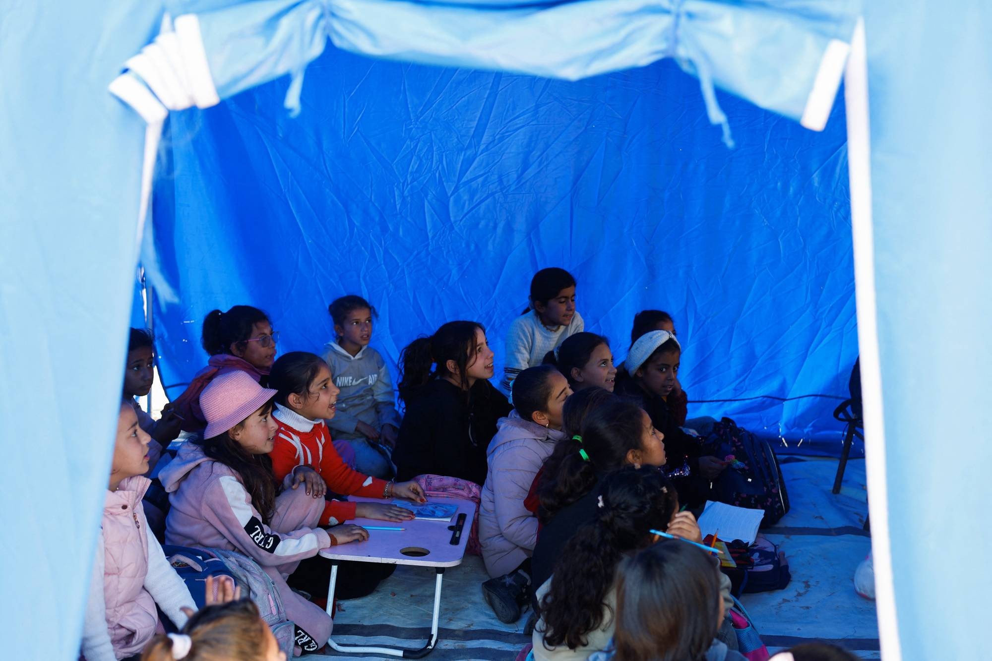 طلاب فلسطينيون نازحون يدرسون داخل خيمة بالقرب من «الخط الأصفر» الذي حددته إسرائيل في بيت لاهيا شمال قطاع غزة... 6 يناير 2026 (رويترز).jpeg