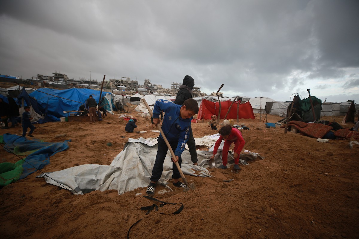 يحاول فلسطينيون استعادة ممتلكاتهم من موقع غارة جوية إسرائيلية استهدفت خيامًا في مدينة غزة ليلة أمس، 9 يناير/كانون الثاني 2026. صورة: عمر أشتوي