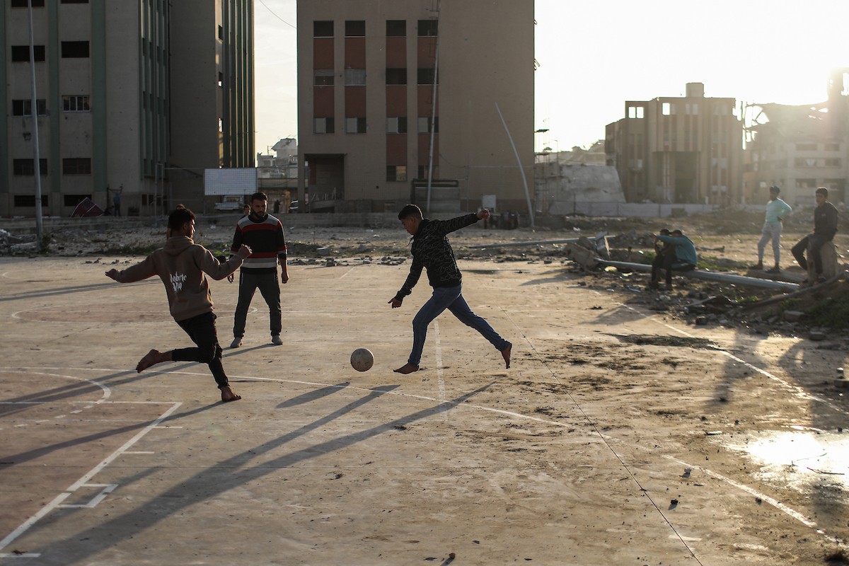   شبان فلسطينيون نازحون يلعبون كرة القدم في ملعب مدمر بمدينة غزة، في 10 يناير/كانون الثاني 2026. صورة: عمر أشتوي
