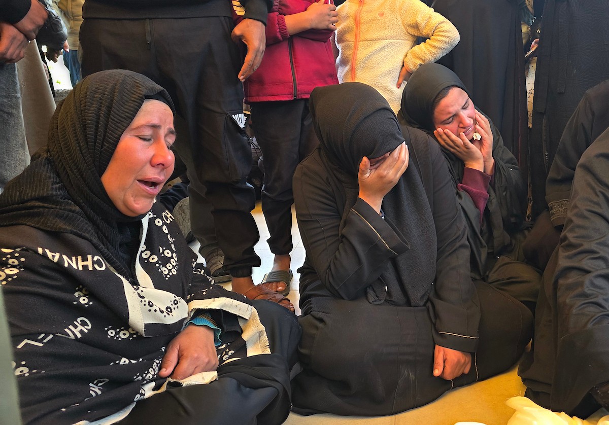 فلسطينيون يودعون جثمان الشاب محمد أسامة عمران، البالغ من العمر 19 عامًا، في مجمع ناصر الطبي بخان يونس، بعد أن استشهد برصاص القوات الإسرائيلية في وسط خان يونس، جنوب قطاع غزة. 29 يناير/كانون الثاني 2026. تصوير: طارق محمد (APA Images)