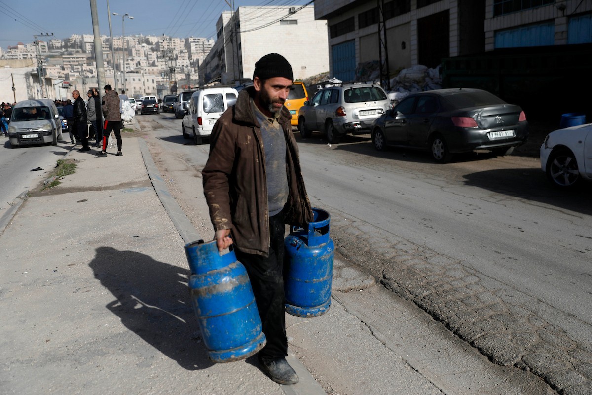 اصطفّ المواطنون في طوابير طويلة أمام محطات تعبئة الغاز في الخليل، وسط مخاوف من تفاقم أزمة نقص الغاز في الضفة الغربية،، 25 يناير/كانون الثاني 2026. صورة: مأمون وزواز