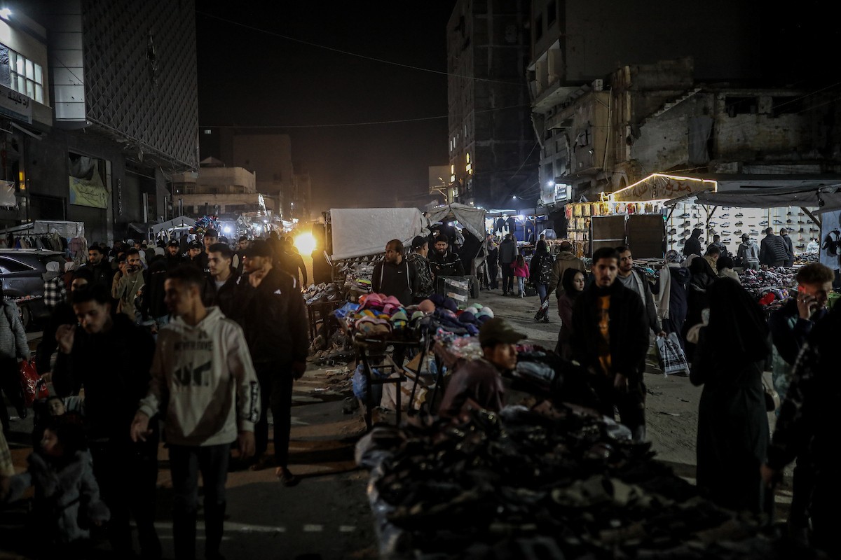 شارع عمر المختار بحي الرمال في مدينة غزة، ليل 31 ديسمبر/كانون الأول 2025، آخر أيام عام 2025، صورة: عمر أشتوي