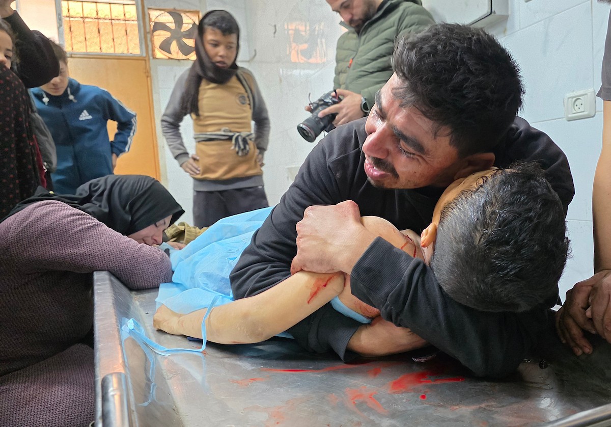 عائلة المعتصم بالله الشرفي، البالغ من العمر 13 عامًا، تودع جثمانه في مجمع ناصر الطبي بخان يونس. وقد استشهد بنيران الجيش الإسرائيلي أثناء جمعه الحطب قرب دوار بني سهيلة جنوب قطاع غزة، 21 يناير/كانون الثاني 2026. (صورة: طارق محمد)