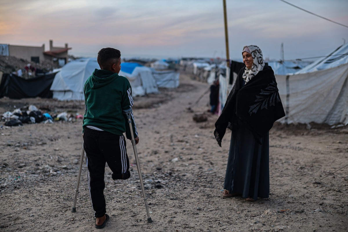 الطفل عمر حلاوة (13عاما) يزور مكان دفن ساقه المبتور يوميا، بعد إصابته في غارة إسرائيلية خلال الحرب على غزة، 31 ديسمبر/كانون الأول 2025. تصوير: عمر أشتوي