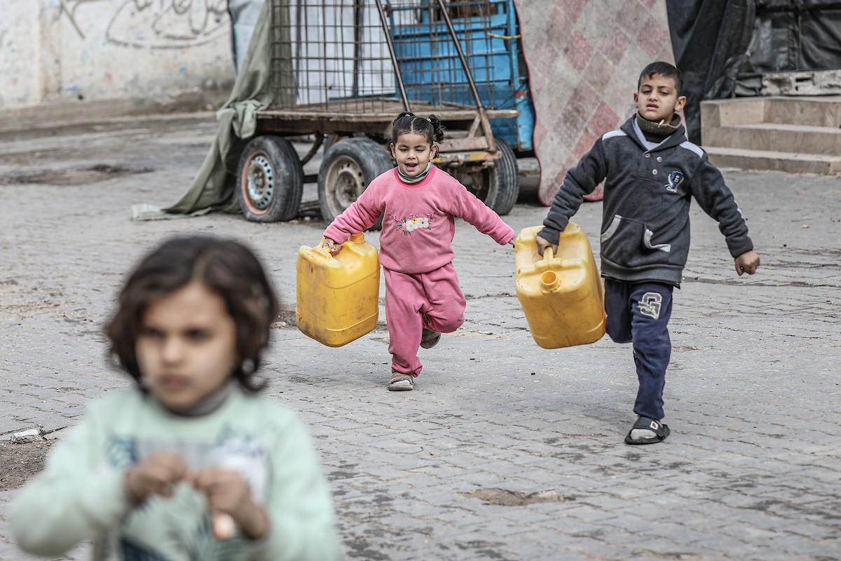 يملأ الفلسطينيون خزاناتهم بالمياه التي توزعها صهاريج المياه، وينقلونها إلى خيامهم في مخيم النصيرات وسط قطاع غزة، حيث تفاقمت أزمة المياه نتيجة الأضرار الجسيمة التي لحقت بالبنية التحتية جراء الهجمات الإسرائيلية، 29 يناير/كانون الثاني 2026. صورة: رمزي أبو عامر