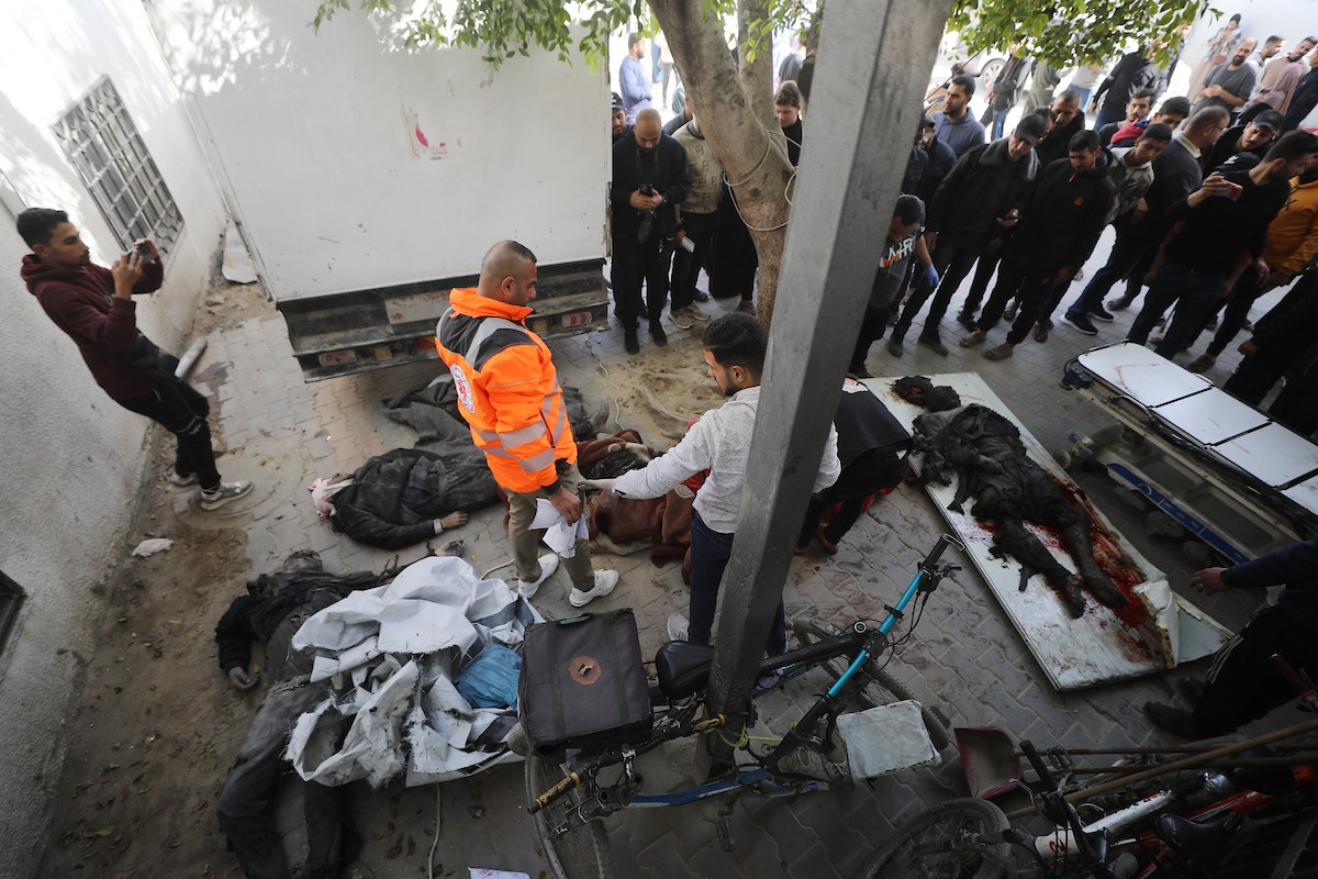 تُنقل جثث الضحايا إلى مستشفى الشفاء بعد هجوم إسرائيلي على مركز شرطة الشيخ رضوان، رغم وقف إطلاق النار في مدينة غزة، بتاريخ 31 يناير/كانون الثاني 2026. وألحق الهجوم على حي الشيخ رضوان غرب مدينة غزة أضرارًا جسيمة بالمباني والمركبات المجاورة. (صورة: عمر أشتوي)