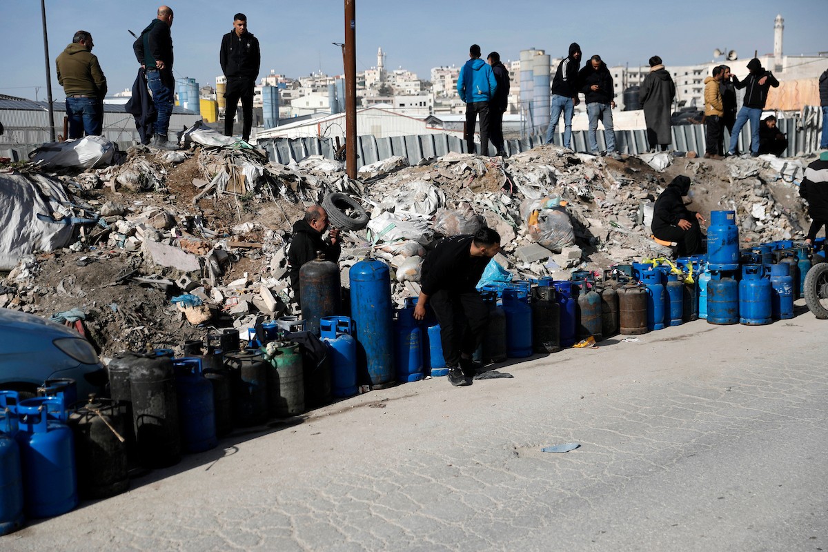 اصطفّ المواطنون في طوابير طويلة أمام محطات تعبئة الغاز في الخليل، وسط مخاوف من تفاقم أزمة نقص الغاز في الضفة الغربية،، 25 يناير/كانون الثاني 2026. صورة: مأمون وزواز
