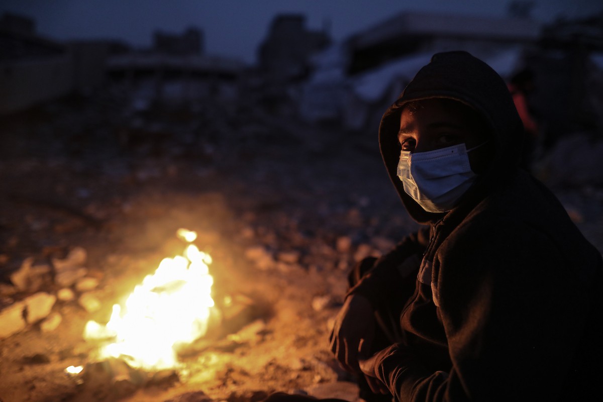 عائلات تعيش في خيام مؤقتة وسط الأنقاض تشعل نيرانًا للتدفئة في جباليا، شمال قطاع غزة، في 12 يناير/كانون الثاني 2026. ويكافح الفلسطينيون الذين دُمرت منازلهم في هجمات إسرائيلية من أجل البقاء في ظل ظروف شتوية قاسية وبرد قارس. صورة: عمر أشتوي