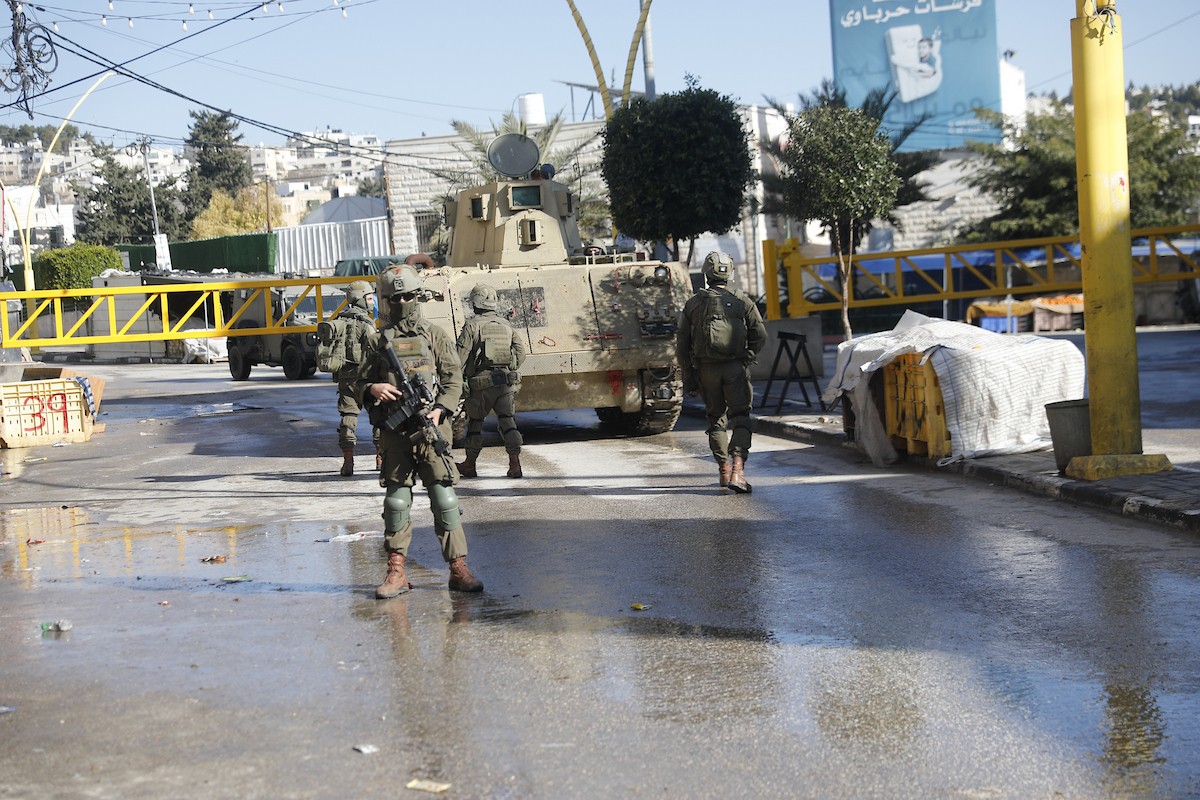 الجيش الإسرائيلي يشن عملية عسكرية واسعة النطاق في الخليل، جنوب الضفة الغربية، 19 يناير/كانون الثاني 2026. صورة: مأمون وزواز