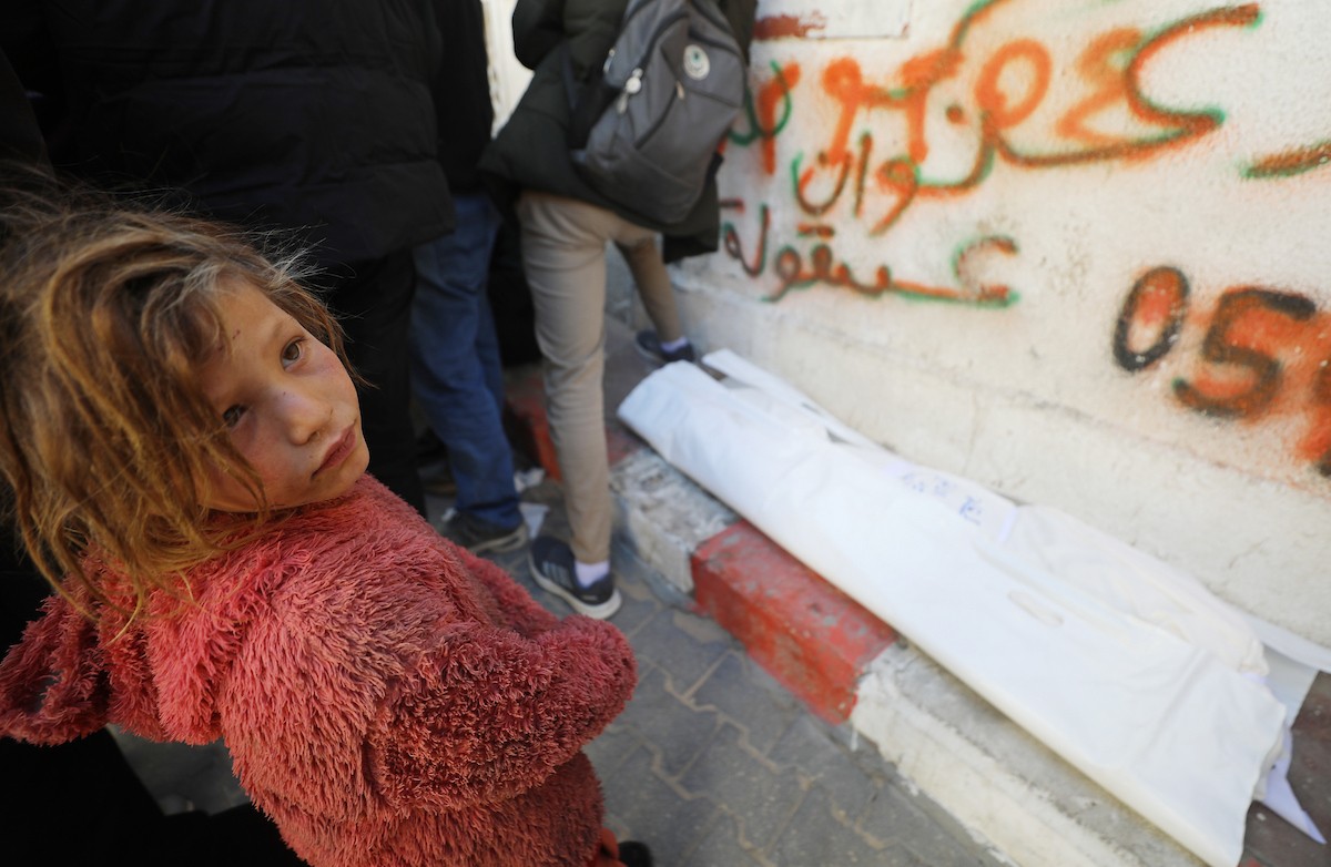 تُنقل جثث الضحايا إلى مستشفى الشفاء بعد هجوم إسرائيلي على مركز شرطة الشيخ رضوان، رغم وقف إطلاق النار في مدينة غزة، بتاريخ 31 يناير/كانون الثاني 2026. وألحق الهجوم على حي الشيخ رضوان غرب مدينة غزة أضرارًا جسيمة بالمباني والمركبات المجاورة. (صورة: عمر أشتوي)