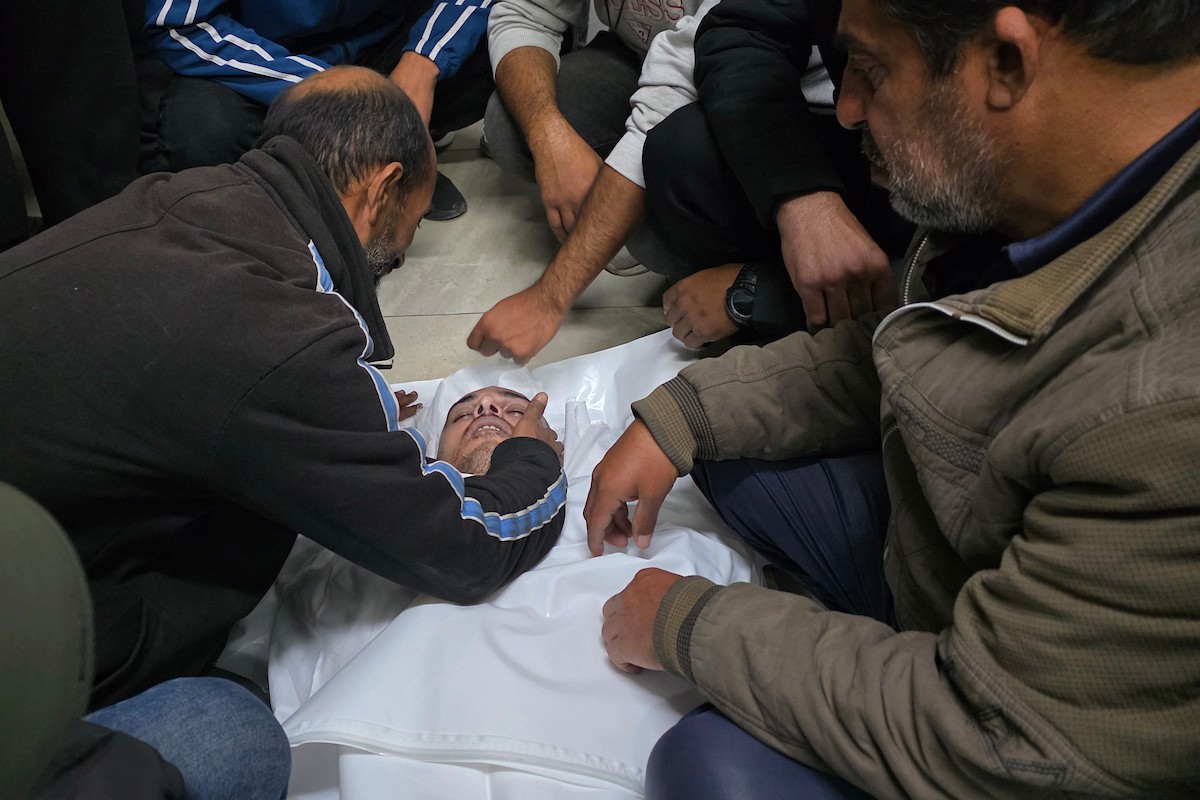 وصل جثمان منار سعيد المدهون، 41 عامًا، إلى مجمع ناصر الطبي بعد إصابته برصاص الجيش الإسرائيلي في منطقة الإقليمي، جنوب خان يونس في جنوب قطاع غزة. 25 يناير/كانون الثاني 2026. صورة: طارق محمد