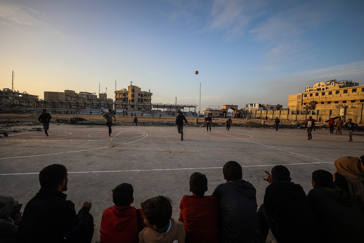   شبان فلسطينيون نازحون يلعبون كرة القدم في ملعب مدمر بمدينة غزة، في 10 يناير/كانون الثاني 2026. صورة: عمر أشتوي