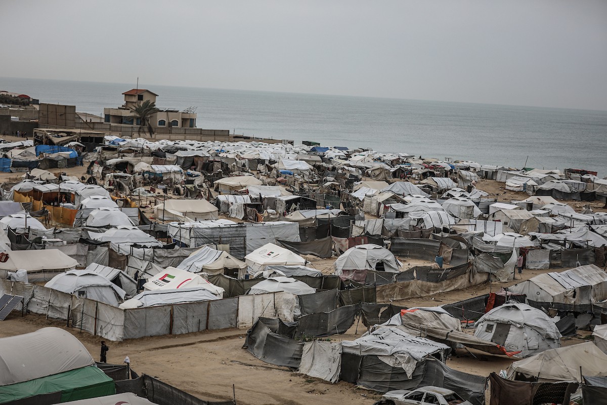 يتفقد فلسطينيون نازحون خيامهم بعد أن تضررت بشدة جراء عاصفة هوائية قوية ضربت مخيمًا للنازحين وسط قطاع غزة. 22 يناير/كانون الثاني 2026. تصوير: رمزي أبو عامر