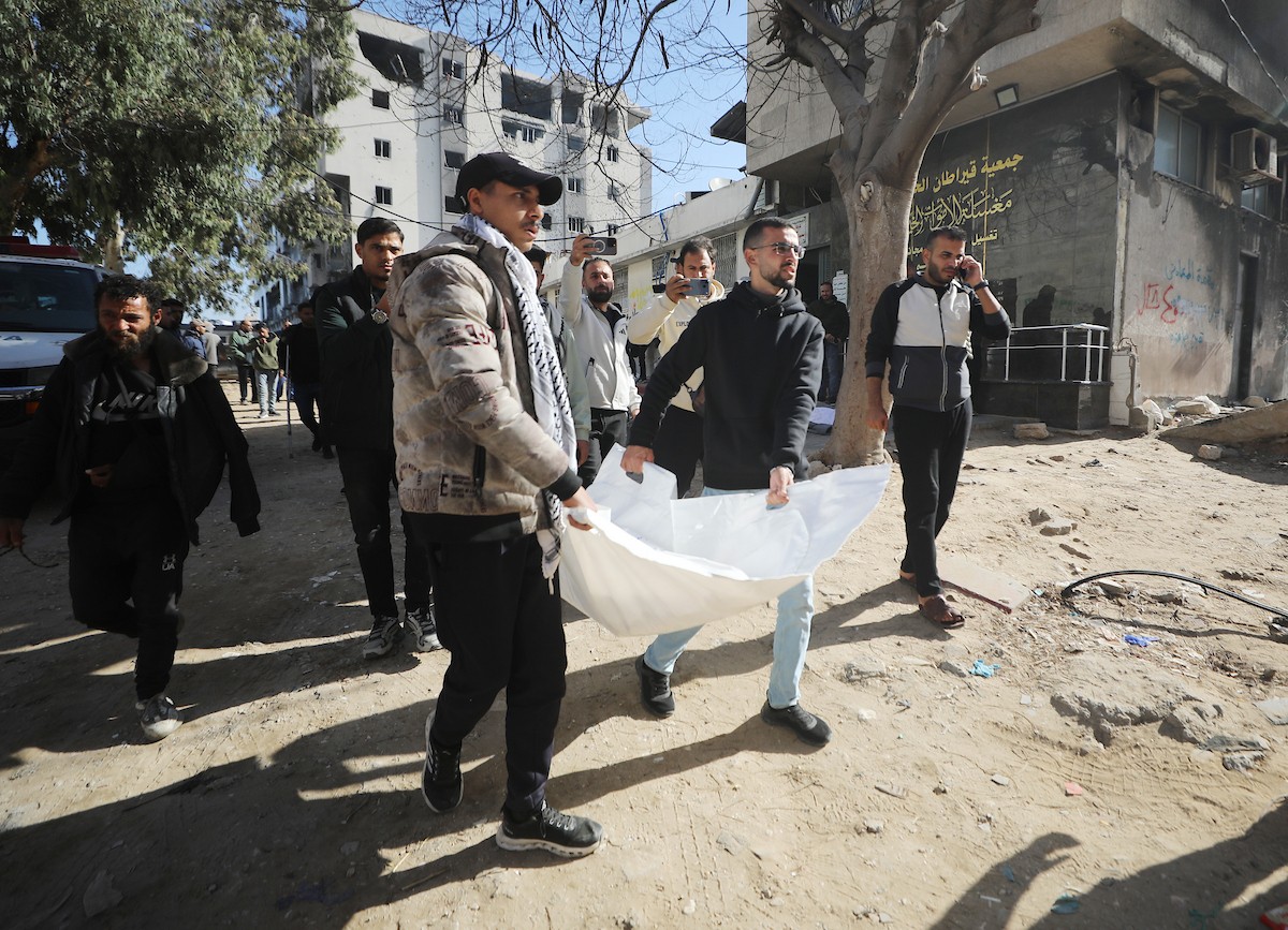 تُنقل جثث الضحايا إلى مستشفى الشفاء بعد هجوم إسرائيلي على مركز شرطة الشيخ رضوان، رغم وقف إطلاق النار في مدينة غزة، بتاريخ 31 يناير/كانون الثاني 2026. وألحق الهجوم على حي الشيخ رضوان غرب مدينة غزة أضرارًا جسيمة بالمباني والمركبات المجاورة. (صورة: عمر أشتوي)